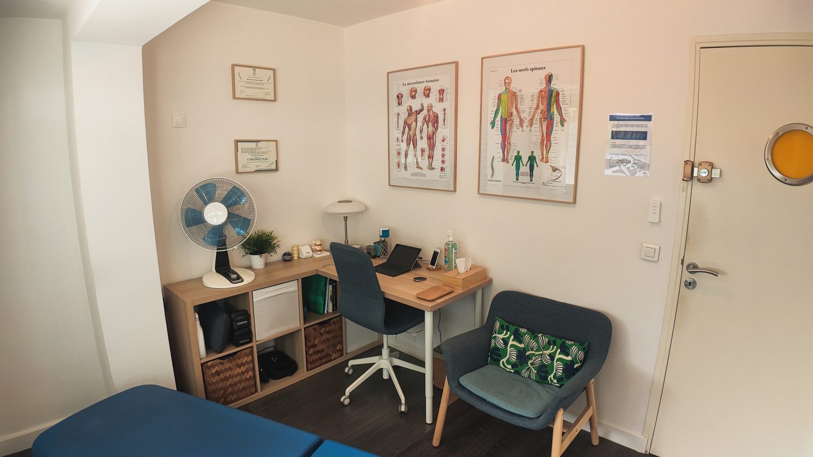 Espace bureau de consultation avec planches d'anatomie